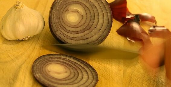 Garlic and onions to treat nail fungus