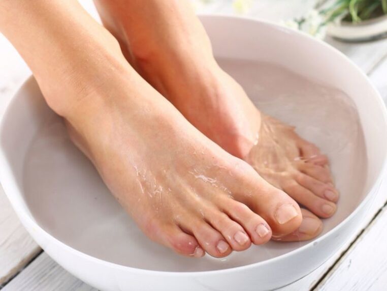Therapeutic bath to combat athlete's foot